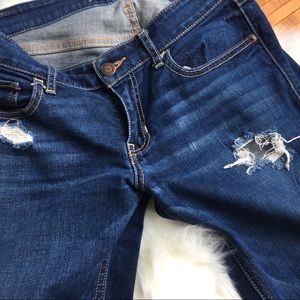 Women’s distressed skinny jeans